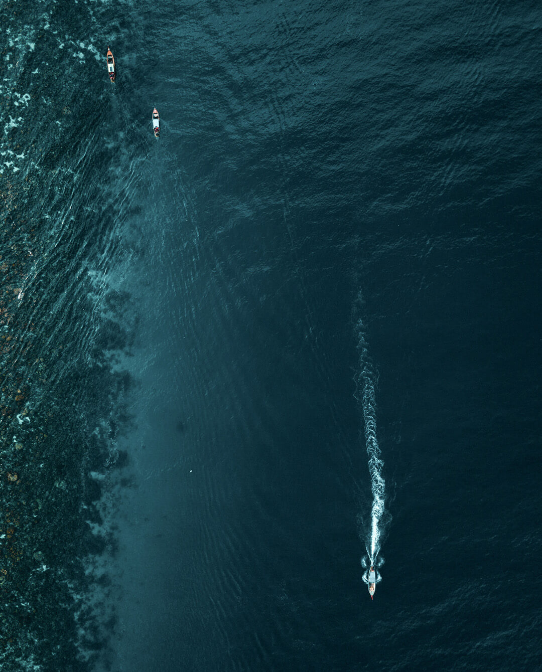 aerial-shot-boats-floating-ocean