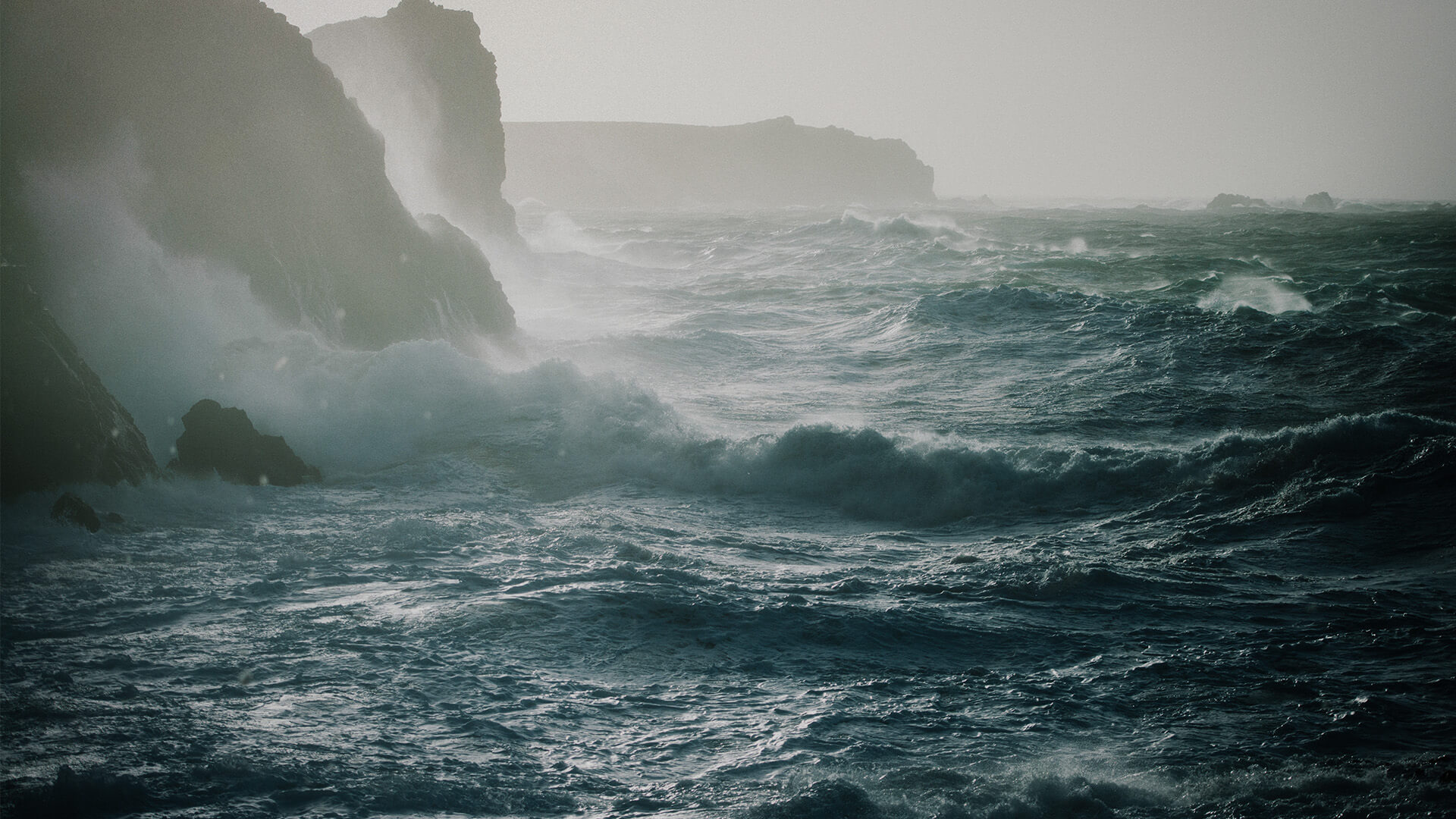 dramatic-sea-waves-crashing-rocks